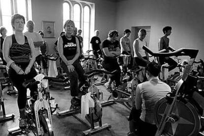 Un grupo de personas de mediana edad, en un gimnasio de Gotemburgo (Suecia).