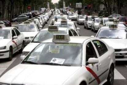 Vista de una caravana de taxis. EFE/Archivo