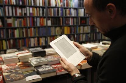 Un libro electr&oacute;nico en una librer&iacute;a.