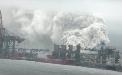 Segundo a agência EFE, o Corpo de Bombeiros do Guarujá afirmou que o vazamento aconteceu por volta das 15h30 no terminal da empresa Lpcalfrio, mas que o composto químico ainda não foi identificado. Em um primeiro momento, se cogitou que o produto fosse amônia, um elemento tóxico, mas socorristas afirmam que se trata de um vazamento de ácido de cloro isocianúrico de sódio.