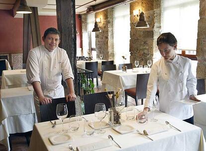 El <i>chef</i> Álvaro Garrido y Lara Martín, jefa de sala, en el restaurante Mina de Bilbao.