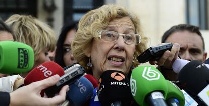 Carmena atiende a los medios este martes.