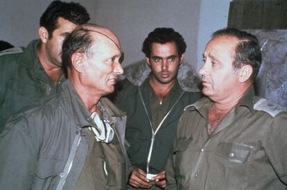 Yitzchak Hofi, exdirector del servicio secreto israelí, con Moshe Dayan durante la guerra de Yom Kippur