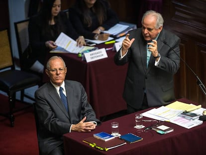 El presidente peruano Pedro Pablo Kuczynski observa mientras su abogado Alberto Borea habla ante el Congreso Nacional peruano en Lima.