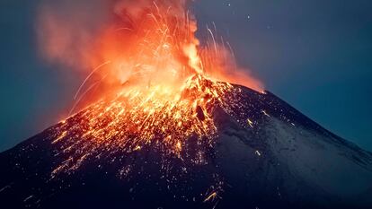 El volcán Popocatépetl visto desde la comunidad de Santiago Xalitzintla, Puebla.