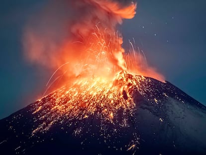 El volcán Popocatépetl arrojaba el lunes materiales incandescentes, cenizas y humo.