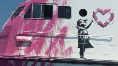Detalle de la ilustración de babor de Banksy en el Louise Michel. |