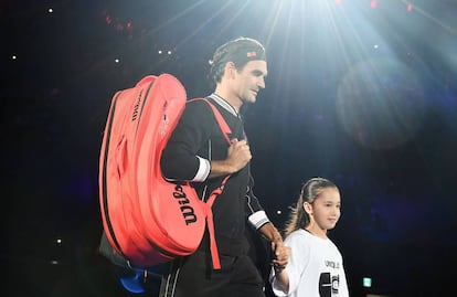 Federer, durante un partido benéfico en Tokio.