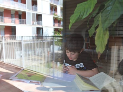 Daniel hace los deberes de la escuela que su maestra le encarga por videoconferencia. 