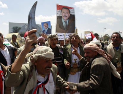 Varios partidarios del presidente Saleh bailan en la plaza de Tahrir, en Saná, ayer.