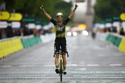 Wout van Aert cruza la línea de meta en la última etapa del Tour este domingo.