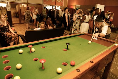 Una mesa de billar vintage para emular a Paul Newman en "el buscavidas" en uno de los pasillos del Royal Festival Hall