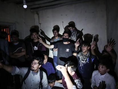 Ciudadanos afganos eran descubiertos por las fuerzas de seguridad turcas el miércoles en una casa utilizada por los traficantes de migrantes en la zona fronteriza de Van.