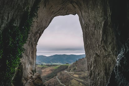 El ojo de Aitzulo, desde la cueva de Oñati, en Gipuzkoa.