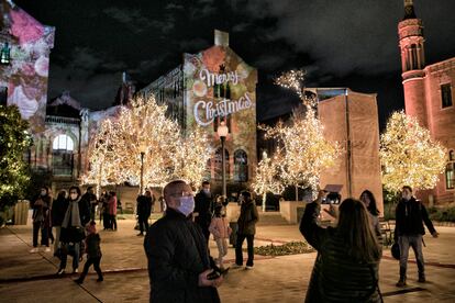 El recinto histórico de Sant Pau, decorado con las luces de Navidad este lunes.