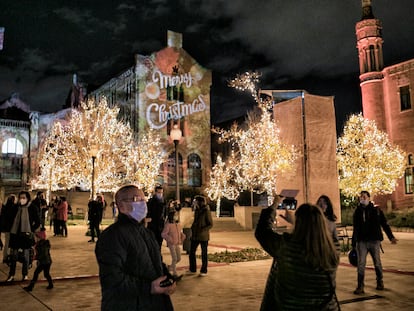 El recinto histórico de Sant Pau, decorado con las luces de Navidad este lunes.