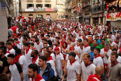 Un grupo de corredores espera antes del comienzo del encierro.