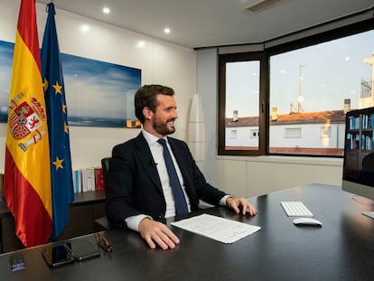 El presidente del PP, Pablo Casado, conversa con el Premio Nobel Mario Vargas Llosa durante su intervención en el XIII Foro Atlántico En Madrid, a 1 de diciembre de 2020.