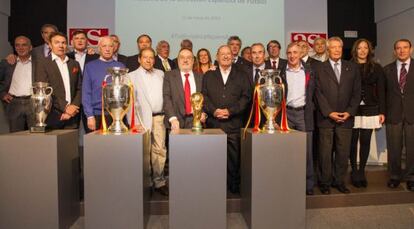 Foto de familia, con las Copas en primer plano, en la presentaci&oacute;n.