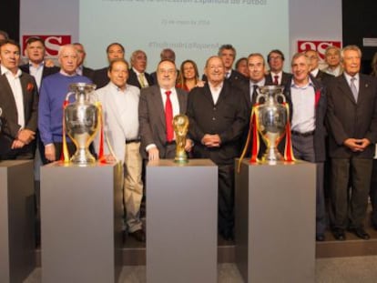 Foto de familia, con las Copas en primer plano, en la presentaci&oacute;n.