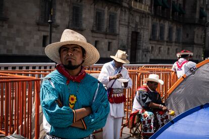 Personas de la comunidad wixárika, este lunes, afuera del Palacio Nacional.