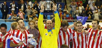 Hombrados levanta la copa entre jugadores del Atl&eacute;tico.