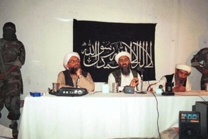 Osama bin Laden (centro), en una reunión con miembros de Al Qaeda celebrada en Afganistán durante 1998.