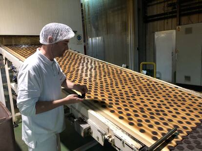 Un trabajador de la planta de Mondelez en Viana efectúa un control de calidad.