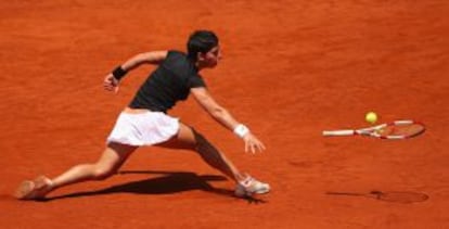 Carla Suárez intenta alcanzar una pelota.