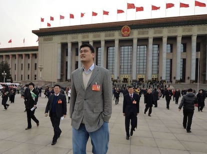 El exjugador de la NBA Yao Ming tras una de las sesiones de la Conferencia Consultiva Pol&iacute;tica del Pueblo Chino.