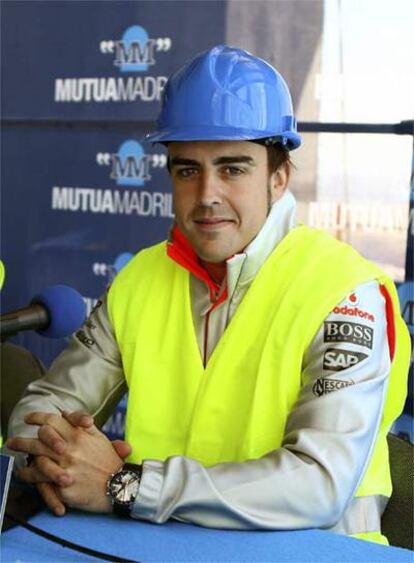 El piloto Fernando Alonso, durante la conferencia de prensa que ha ofrecido este mediodía, en la Torre que La Mutua Madrileña está construyendo en la antigua Ciudad Deportiva del Real Madrid