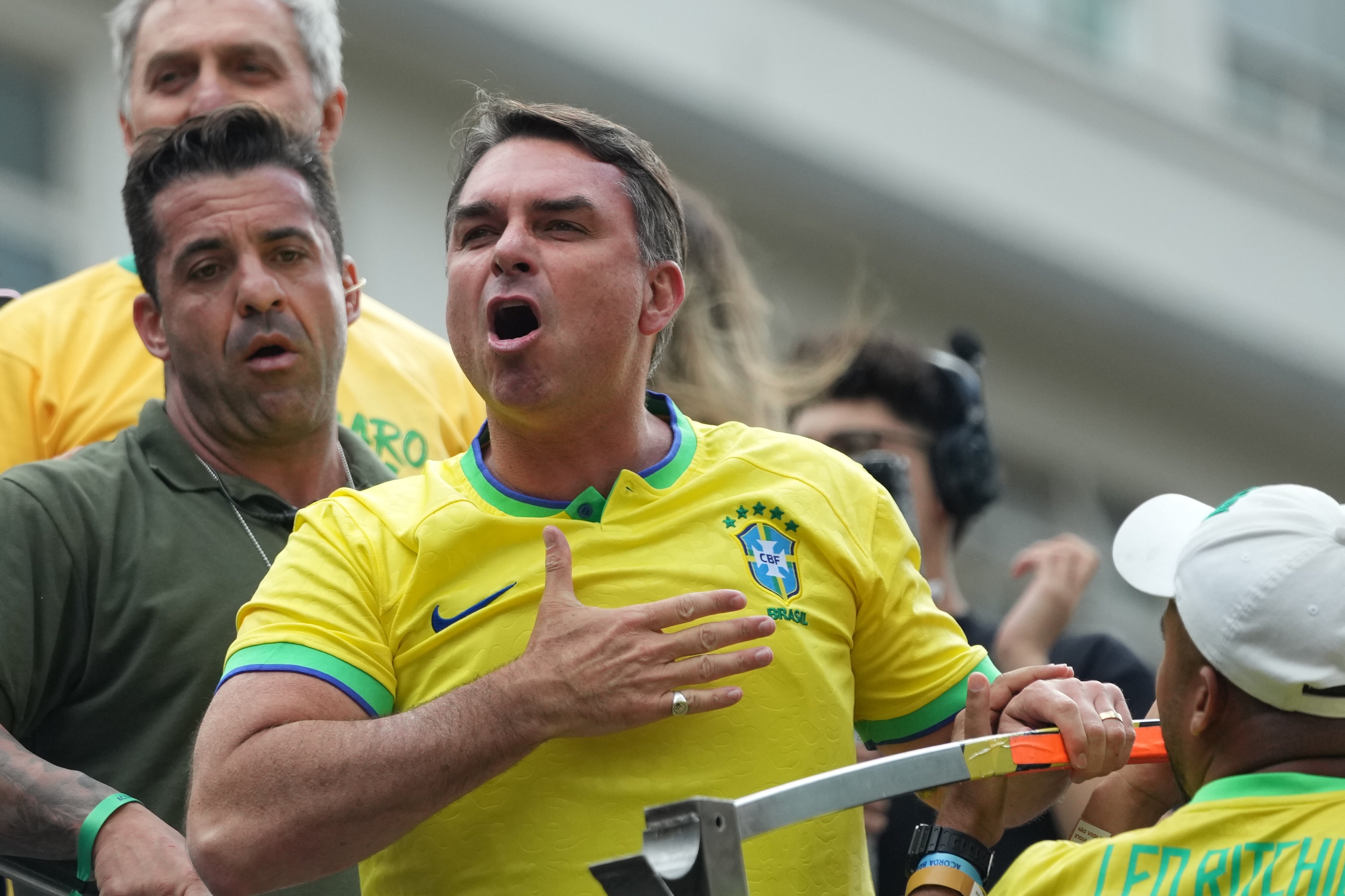Flávio Bolsonaro lidera su primer gran mitin como aspirante a la Presidencia de Brasil