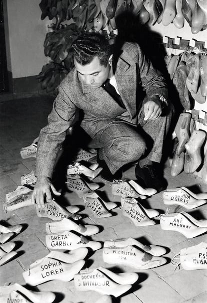 Salvatore Ferragamo en 1955 rodeado de los moldes de zapatos de personajes famosos, como Greta Garbo o Ava Gardner.