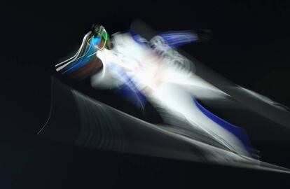 El esquiador esloveno Domen Prevc, durante un salto en los Campeonatos Mundiales de Esquí, celebrado en Pyeongchang-gun, Corea del Sur.