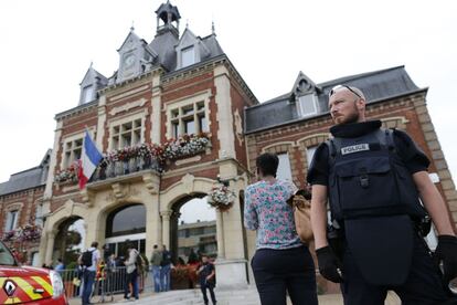 Policía frances vigilando el Ayuntamiento de Saint-Etienne-du-Rouvray después del ataque a una iglesia de dicha población.