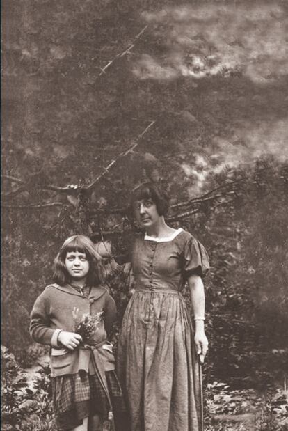 Marina Tsvietáieva y su hija Ariadna Efron, en Praga en 1924