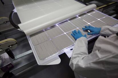 Producción de paneles solares en una fábrica de SolarWorld, en Hillsboro (Oregón, EE UU).