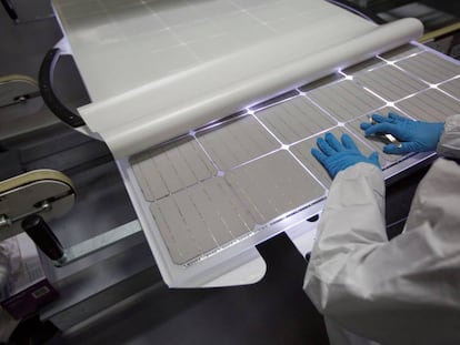 Producción de paneles solares en una fábrica de SolarWorld, en Hillsboro (Oregón, EE UU).