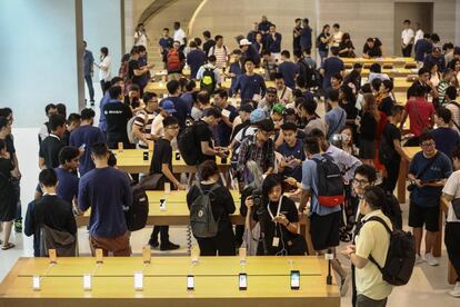 Decenas de personas llegan a la tienda Apple Orchard para comprar sus nuevos iPhone en Singapur.