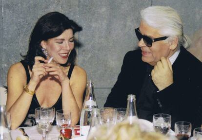 Carolina de Mónaco y Karl Lagerfeld, en una cena en diciembre de 2000.