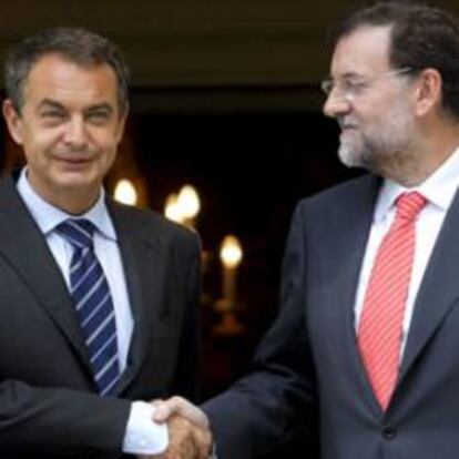 Jose Luis Rodríguez Zapatero junto con Mariano Rajoy antes de su reunión en La Moncloa.