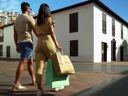 Jóvenes realizando compras en San Sebastián de La Gomera.