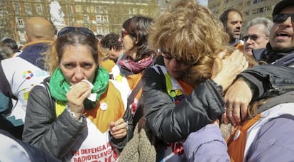 TTrabajadores de Telemadrid se abrazan tras el fallo.