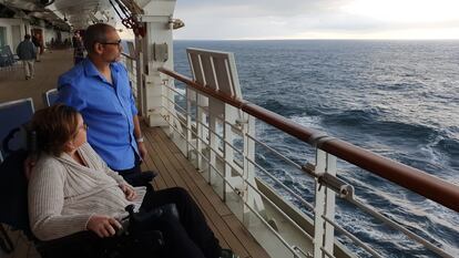 Kerry e Simon observam o mar a bordo do navio batizado de utopia. Viagem comemoraria 15 anos de casados.