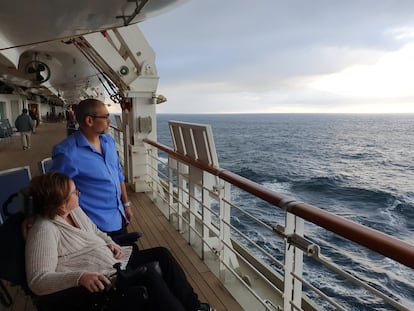 Kerry e Simon observam o mar a bordo do navio batizado de utopia. Viagem comemoraria 15 anos de casados.