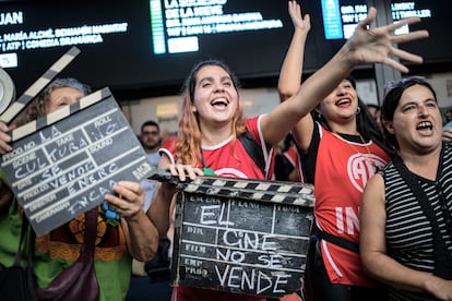 Empleados de la industria de cine argentina protestan contra los rectores que Milei impuso al sector cinematográfico. 