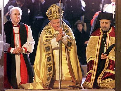 El papa Juan Pablo II, el arzobispo anglicano de Canterbury, George Carey (izquierda), y el ortodoxo Athanasios.