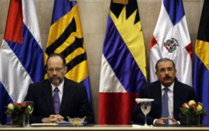 El presidente dominicano, Danilo Medina (d), y el secretario general del Consejo de Ministros del Foro del Caribe (Cariforo), Irwin Larocque, participan en la ceremonia inaugural este 29 de noviembre, de la vigésima Reunión del Cariforo, en Santo Domingo (República Dominicana).