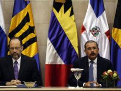 El presidente dominicano, Danilo Medina (d), y el secretario general del Consejo de Ministros del Foro del Caribe (Cariforo), Irwin Larocque, participan en la ceremonia inaugural este 29 de noviembre, de la vigésima Reunión del Cariforo, en Santo Domingo (República Dominicana).
