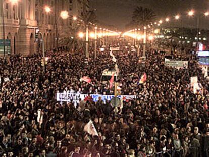 La manifestación antiglobalización recorrió anoche el centro de Barcelona en un ambiente festivo y sin apenas incidentes.